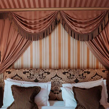 L'Hotel-2
